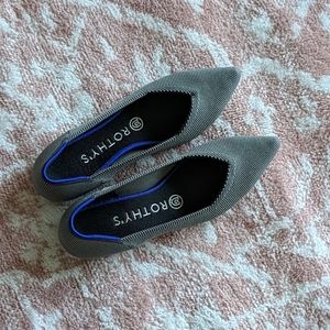 Rothys Point in grey birdseed